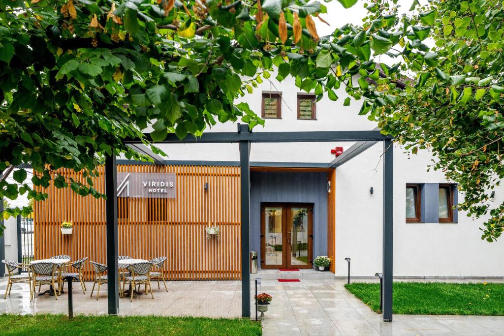 Κήπος έξω από το Viridis Hotel