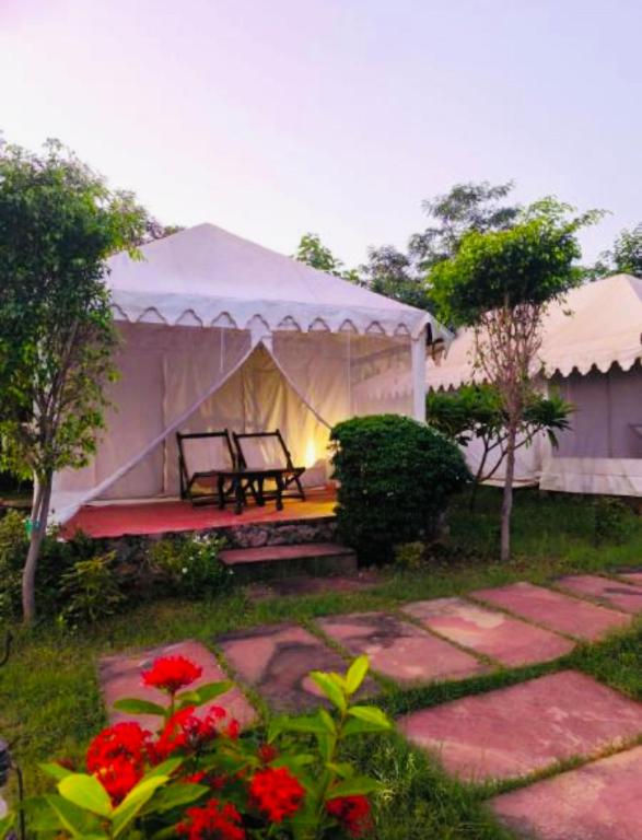 a tent with a picnic table in a yard at The Jungle Enclave Boho in Khilchipur