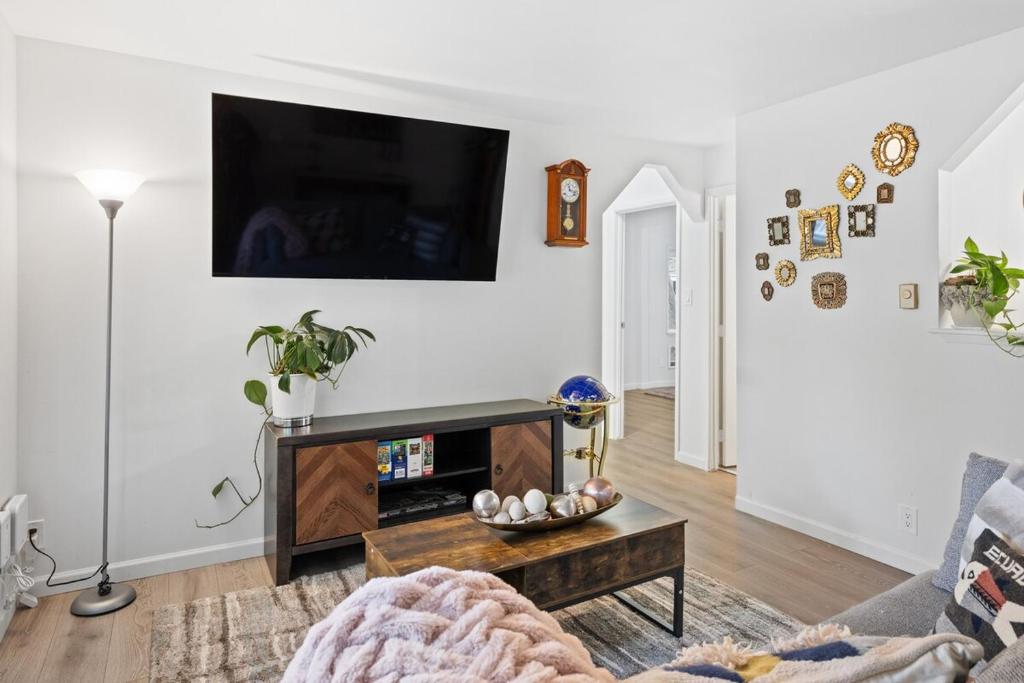 TV a/nebo společenská místnost v ubytování Seattle cottage
