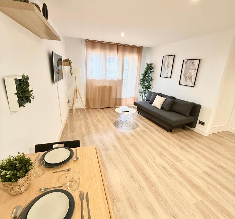 ein Wohnzimmer mit Sofa und Tisch in der Unterkunft Vive Zaragoza XII in Saragossa