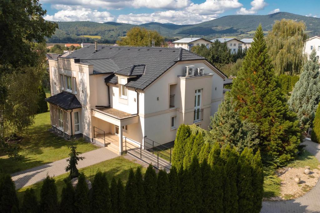 une vue aérienne d'une maison avec un toit dans l'établissement Penzión Afrodita, à Čereňany