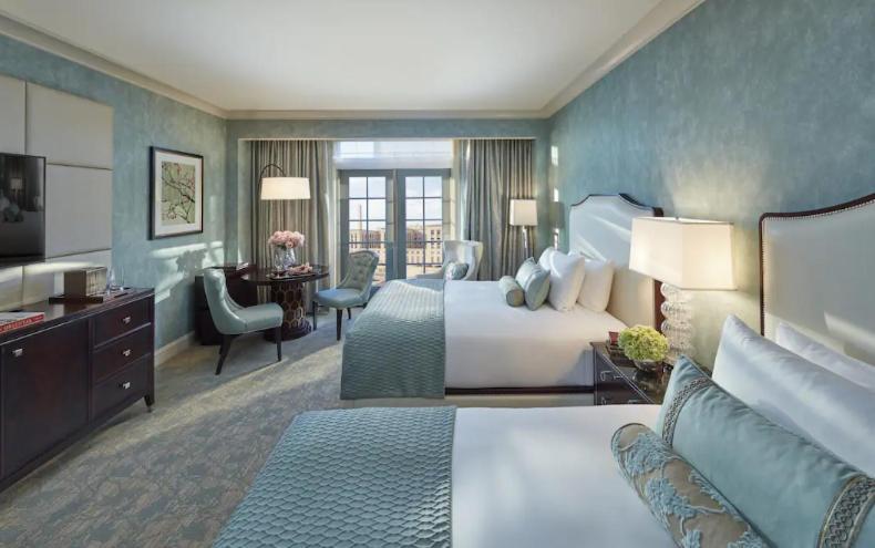 Postel nebo postele na pokoji v ubytování Salamander Washington DC