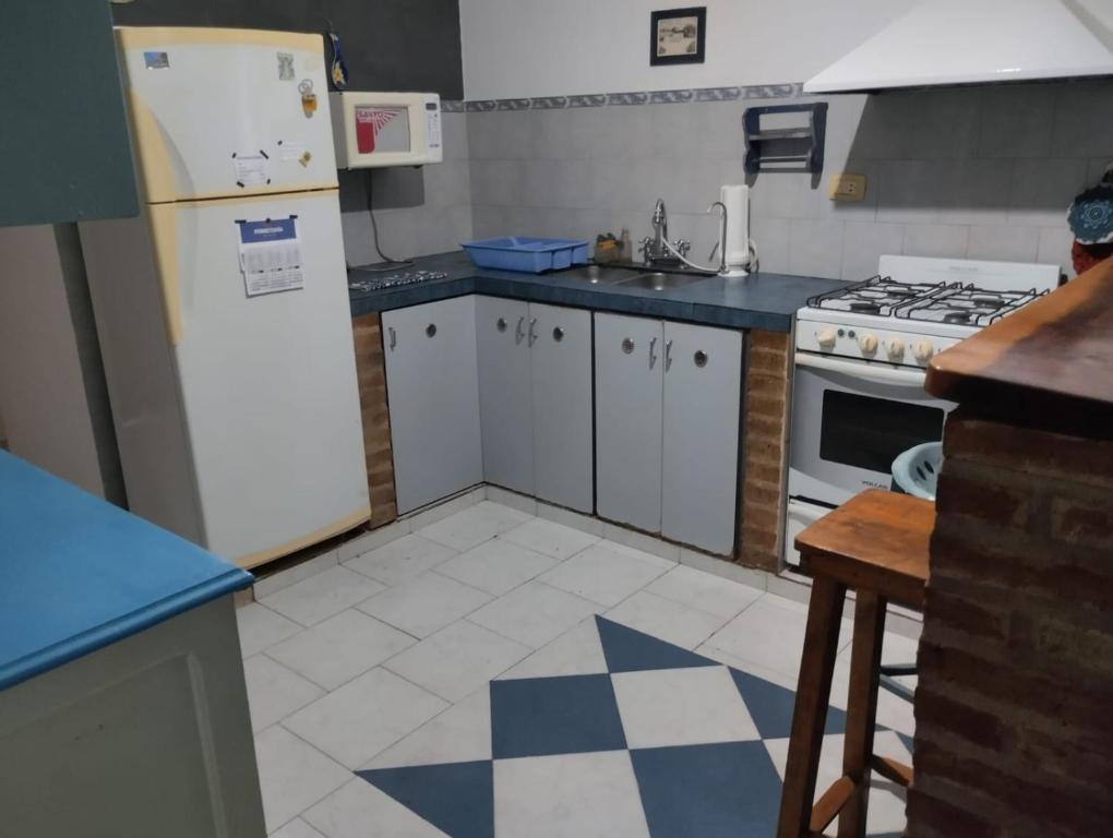 eine Küche mit einem weißen Kühlschrank und einem Herd in der Unterkunft Azulina in Alta Gracia
