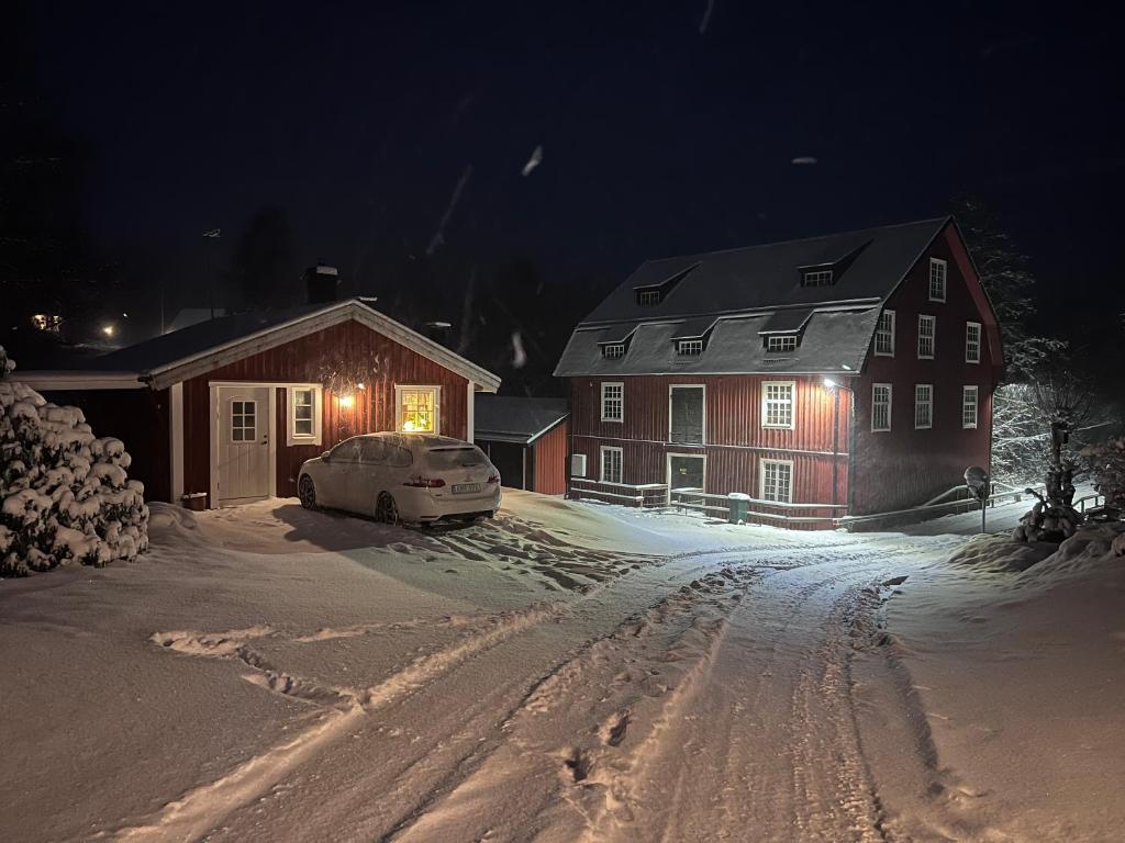 un coche aparcado frente a una casa en la nieve en Sweet guest house with a view, en Sävsjö