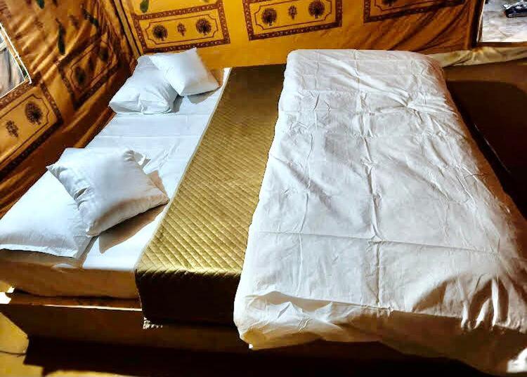 Ένα ή περισσότερα κρεβάτια σε δωμάτιο στο K R Desert Resort