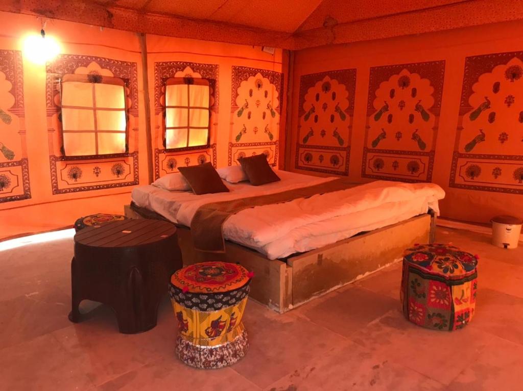 een slaapkamer met een groot bed in een kamer bij K R Desert Resort in Dedha