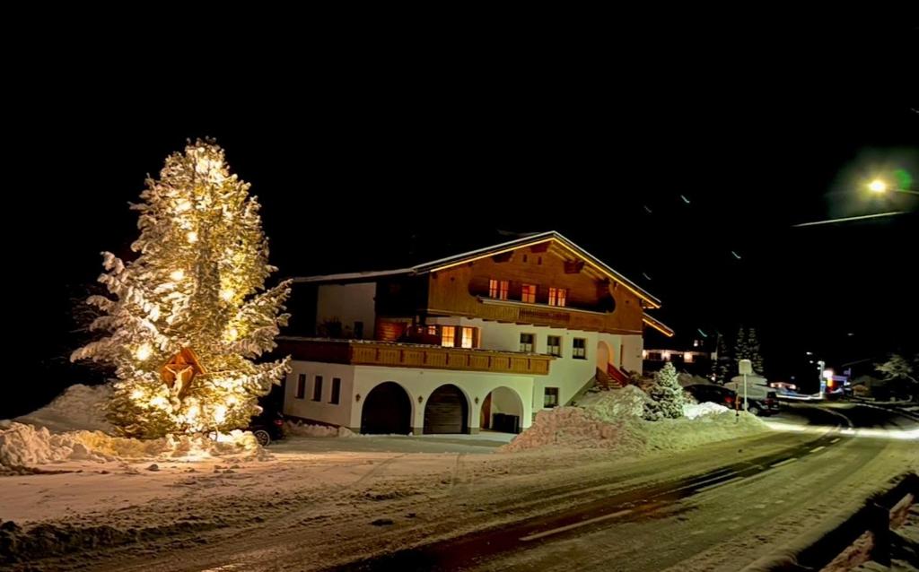 Το κτήριο όπου στεγάζεται  το διαμέρισμα