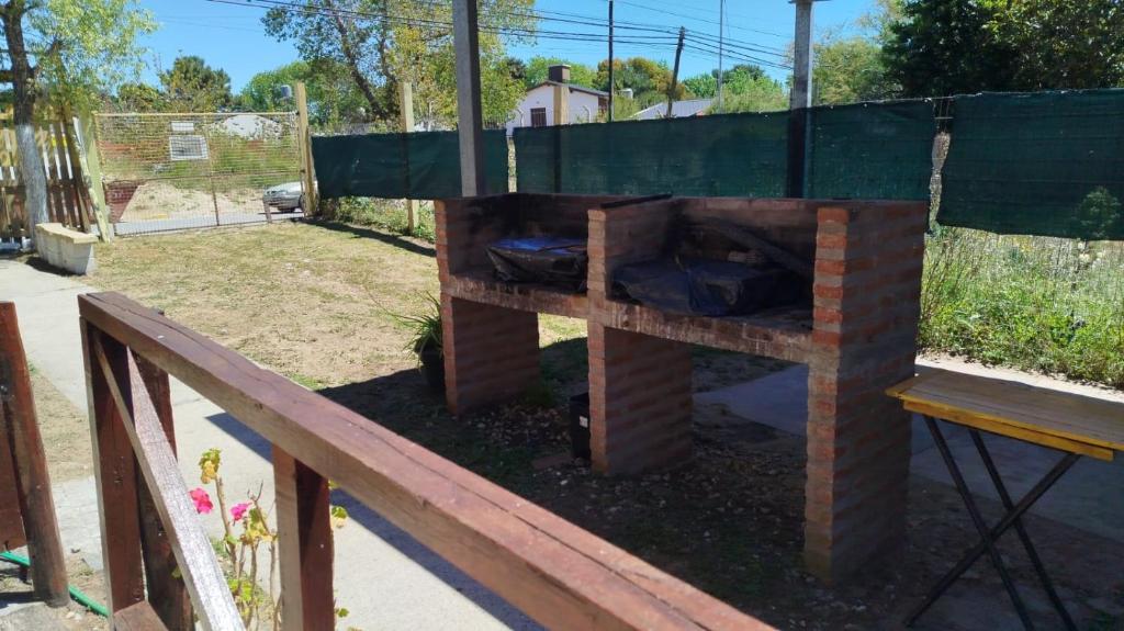 a brick oven in a yard with a fence at Es Lo Que Hay in Nueva Atlantis