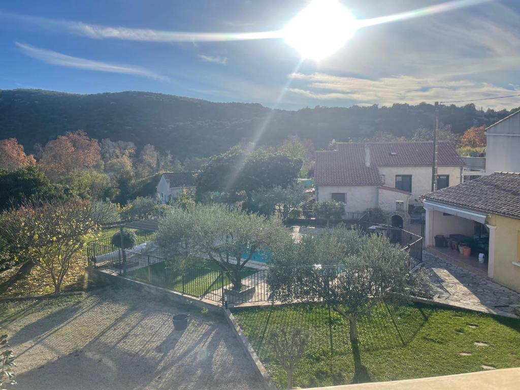 Nespecifikovaný výhled na hory nebo výhled na hory při pohledu z prázdninového domu