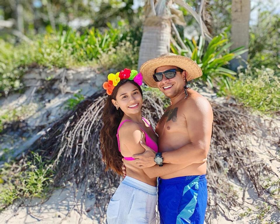 ChuburnáOn Beach Seaside Sunset Haven 1 Nature & Chill的站在海滩上的男人和女人