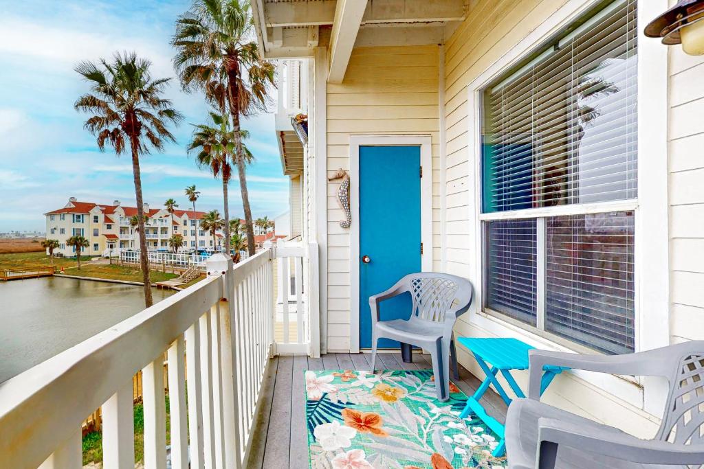 パドレ・アイランドにあるBeach Club - Resting Beach Faceの椅子2脚付きポーチ