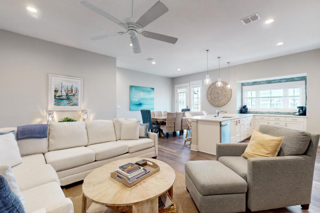 马士腾海滩Sea Gem at Palmilla Beach的客厅里有一张沙发和一张桌子。