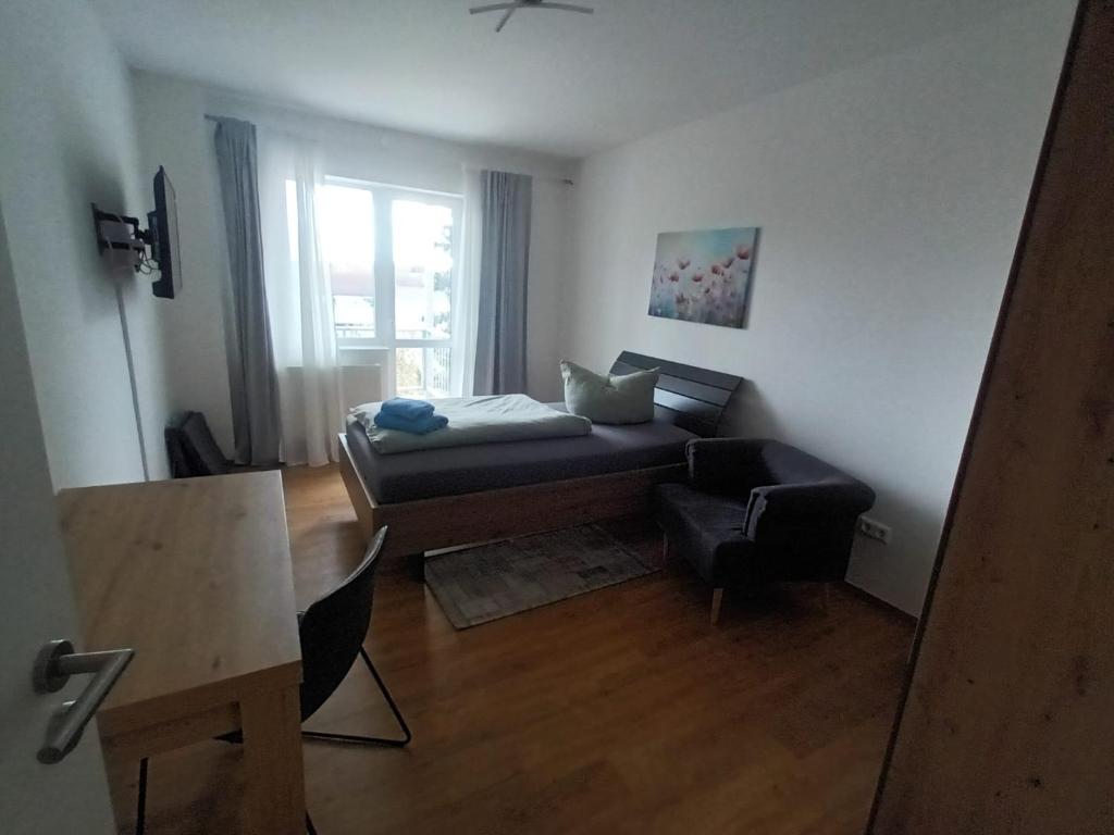 una sala de estar con un sofá y una mesa en Schöne Wohnung mit WLAN und Balkon in Magdeburg Salbke, en Magdeburgo