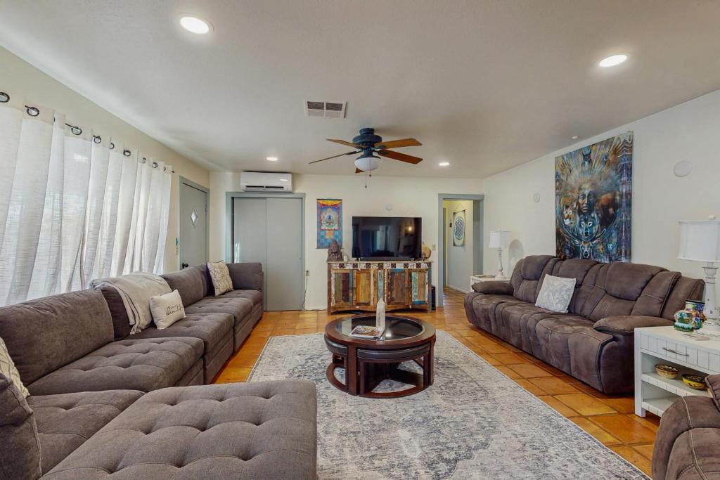 uma sala de estar com 2 sofás e uma ventoinha de tecto em Emerald Emergence em Cornville