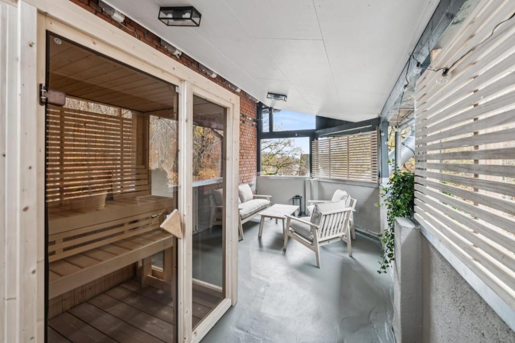 una habitación con ventanas y vistas interiores a una casa. en NEU! Gruppenurlaub mit Sauna im Plöner Seengebiet, en Malente