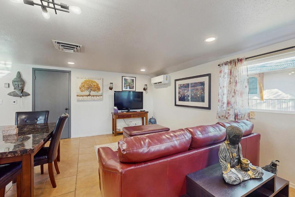 uma sala de estar com um sofá de couro e uma televisão em Wisdom Keeper em Cornville