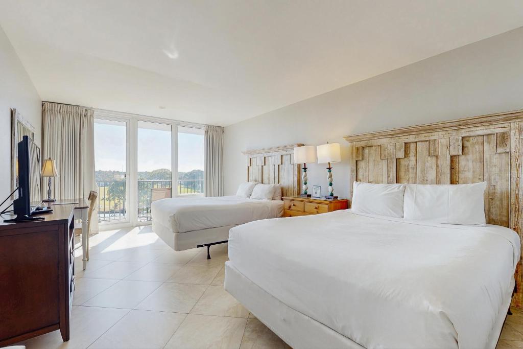 Bayside at Sandestin 6681 في ديستين: غرفة فندقية بسريرين وتلفزيون