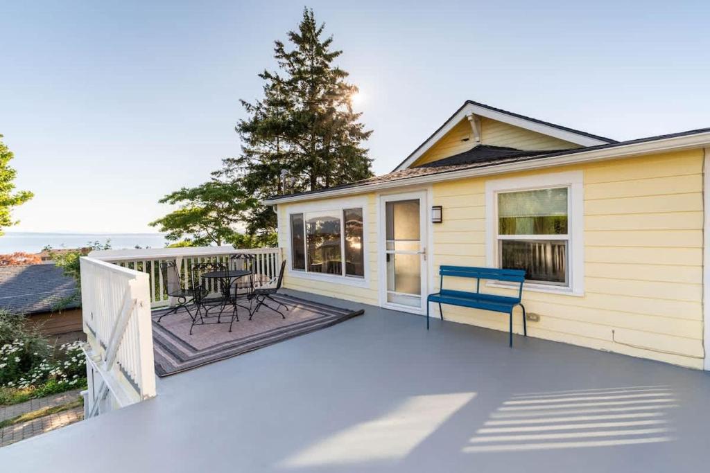 Μπαλκόνι ή βεράντα στο Orca Haven - 2BR with Scenic Views in Richmond Beach