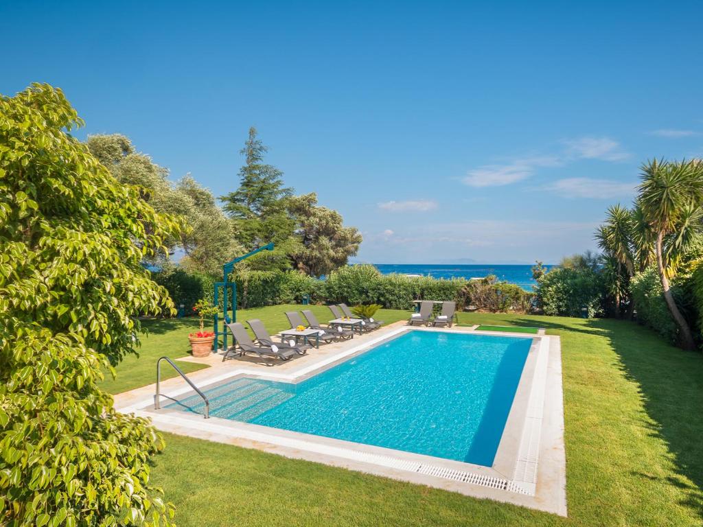 Bazén v ubytování Barbati Beachfront - Pool Villa nebo v jeho okolí