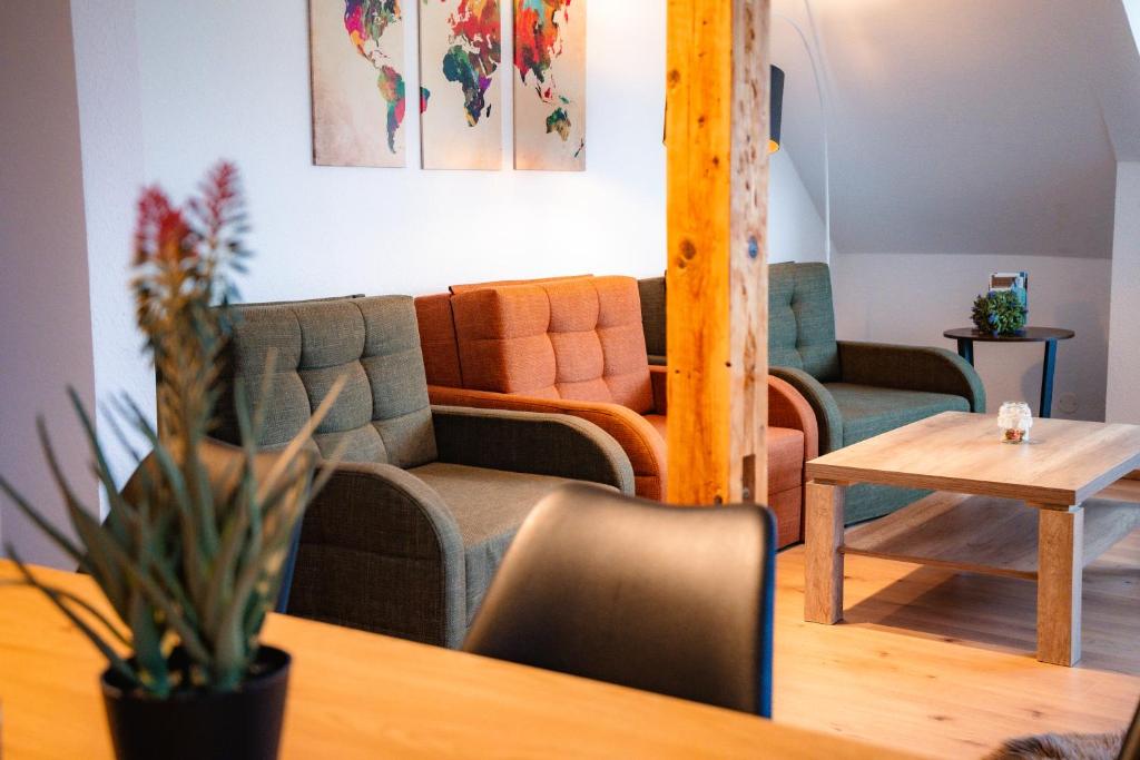 a living room with a couch and a table at Evelyns Apartment, nahe der Therme und dem Zentrum, privat Parkplatz, Balkon, Highspeed-WLAN in Bad Kissingen
