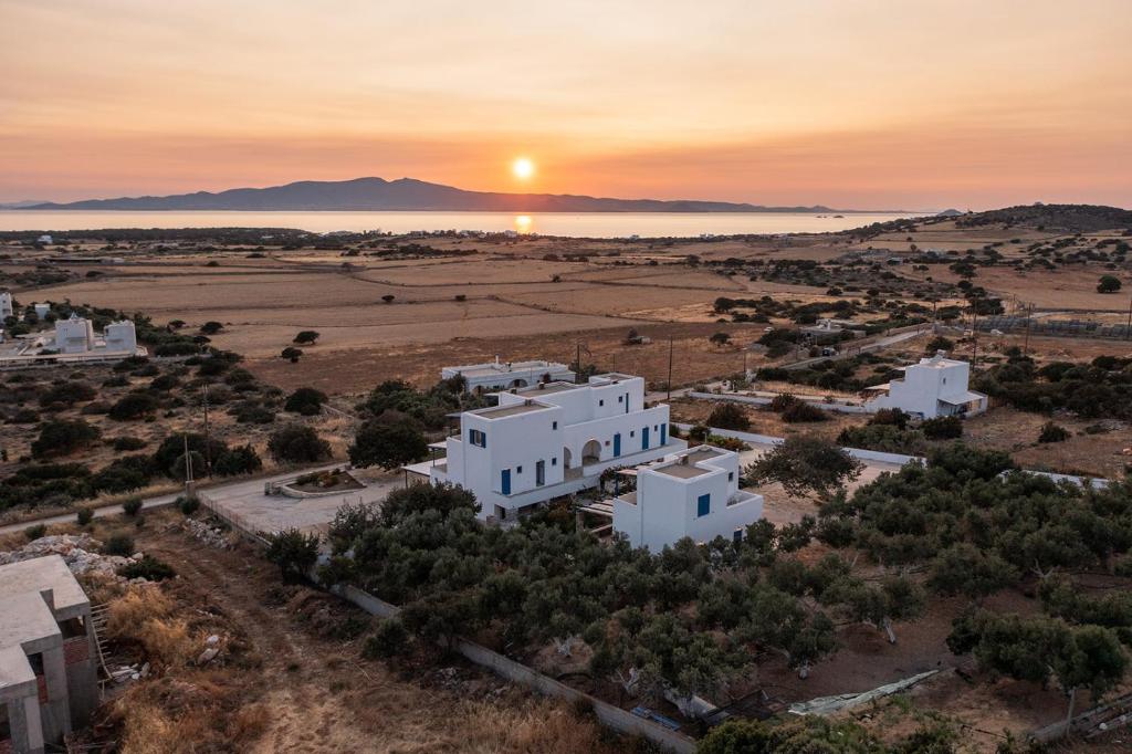 une vue aérienne d'un bâtiment blanc avec le coucher de soleil en arrière-plan dans l'établissement Aurea Blu Studio 01, sun, beach and dreamlike, à Plage d'Aliko