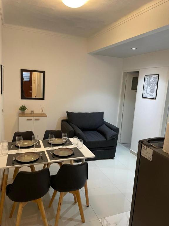 un salon avec une table, des chaises et un canapé dans l'établissement Espacio 48, à La Plata