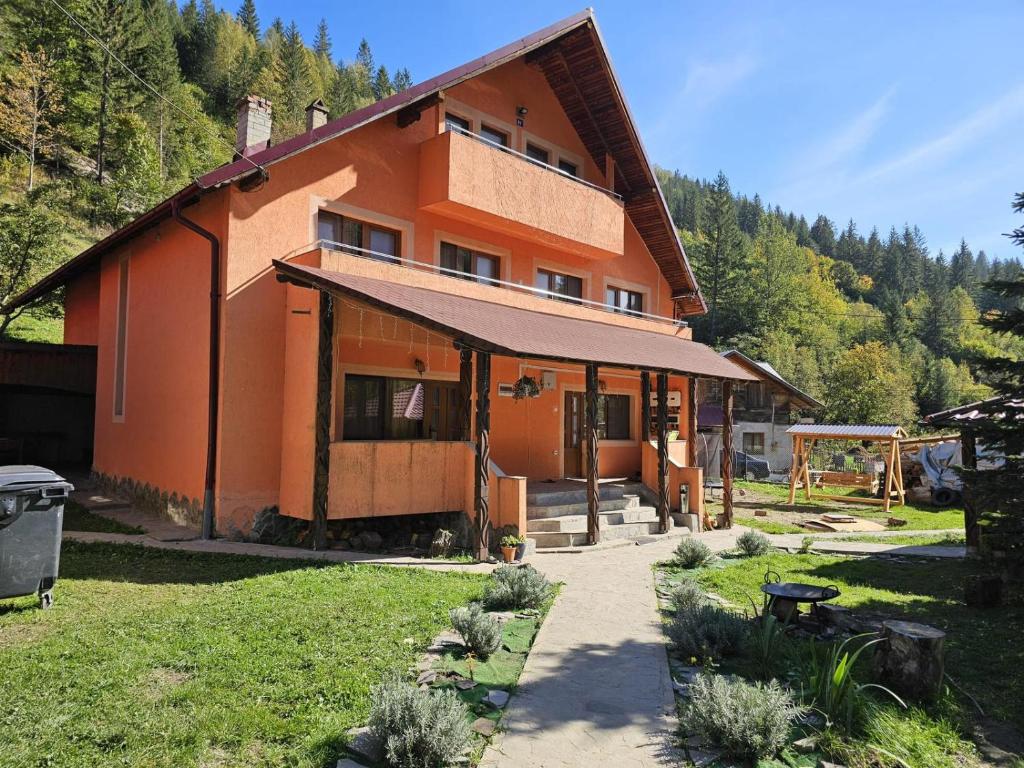 ein orangenes Haus mit einem Weg davor in der Unterkunft La 7 Frati in Holda