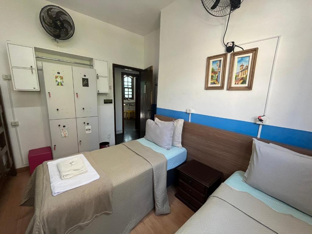Zimmer mit 2 Betten in einem Zimmer mit in der Unterkunft Rota BH Hostel in Belo Horizonte