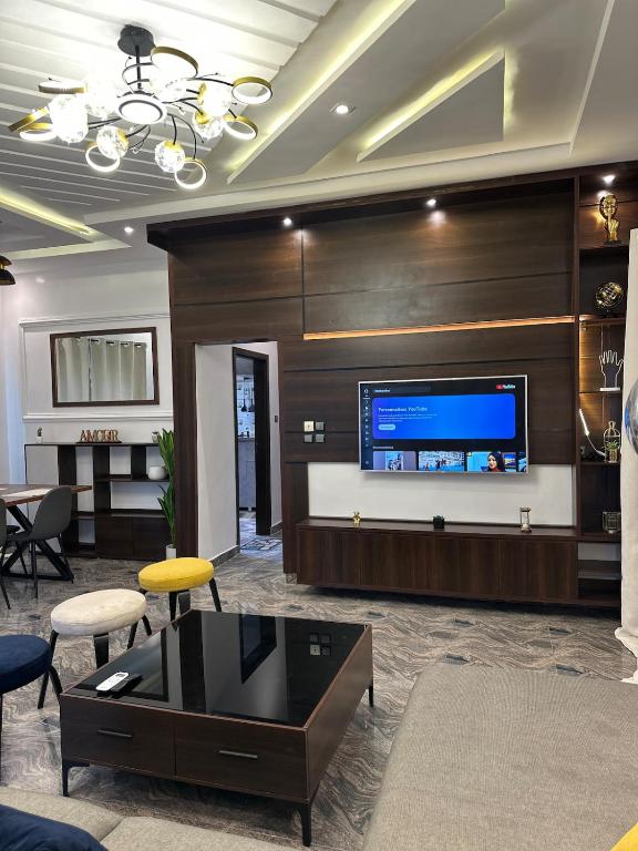 Μια τηλεόραση ή/και κέντρο ψυχαγωγίας στο Appartement de haut standing avec balcon