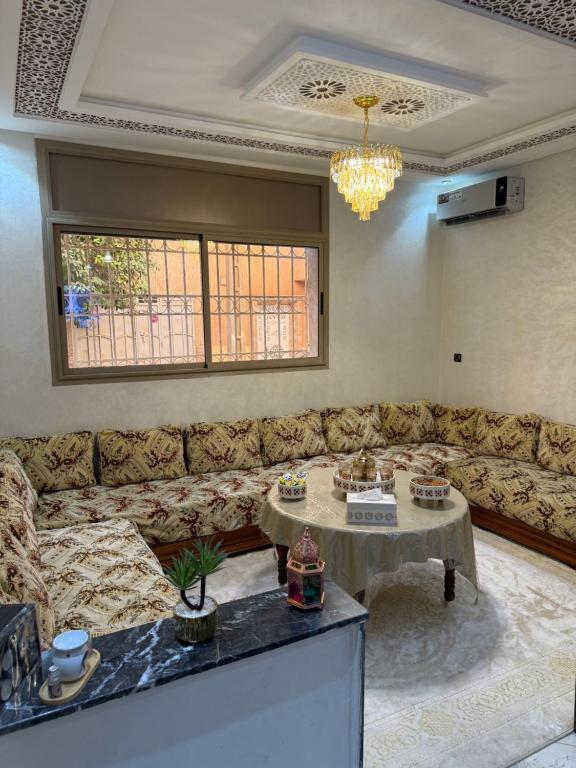 Istumisnurk majutusasutuses Appartement moderne à Meknès Wi-Fi fibre clim et coin café élégant
