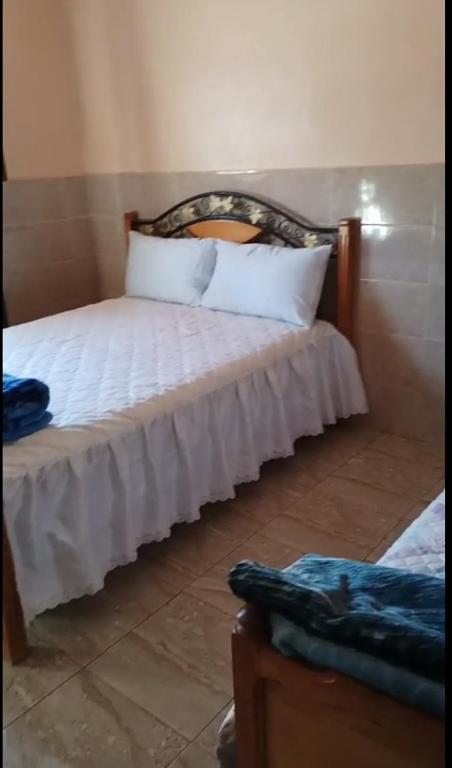 Ένα ή περισσότερα κρεβάτια σε δωμάτιο στο Appartement familial en sous-sol près des chutes d'Ouzoud, confortable et sûr