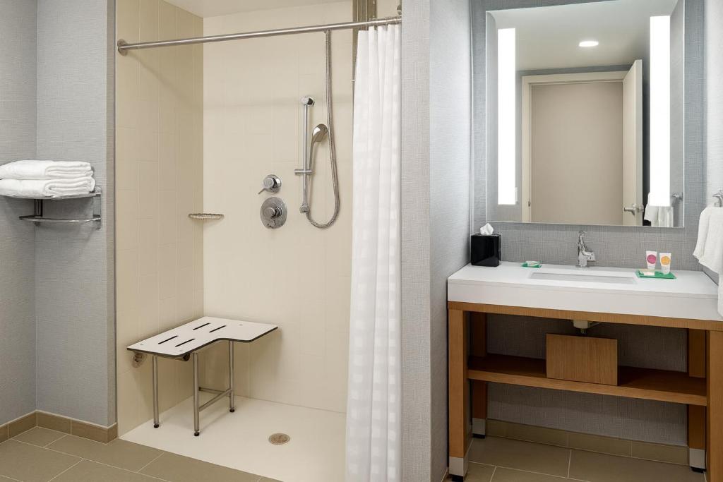 Hyatt Place Pasadena - King Room With Roll-In Shower - Disability Access
