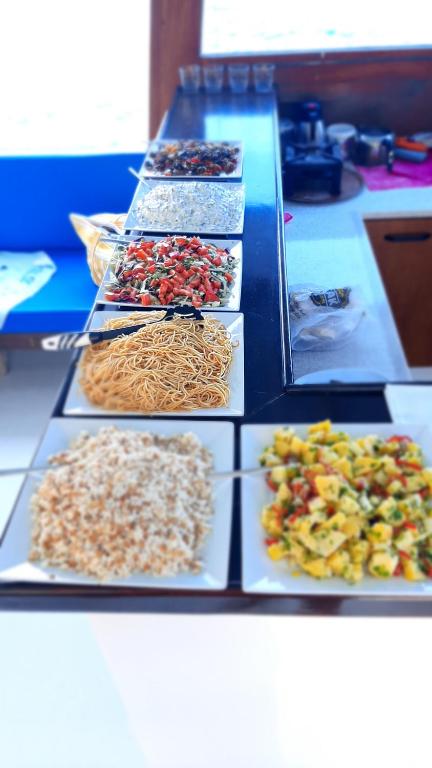 un buffet de différents types de nourriture sur les assiettes dans l'établissement Dalyan Boat Tours, à Ortaca