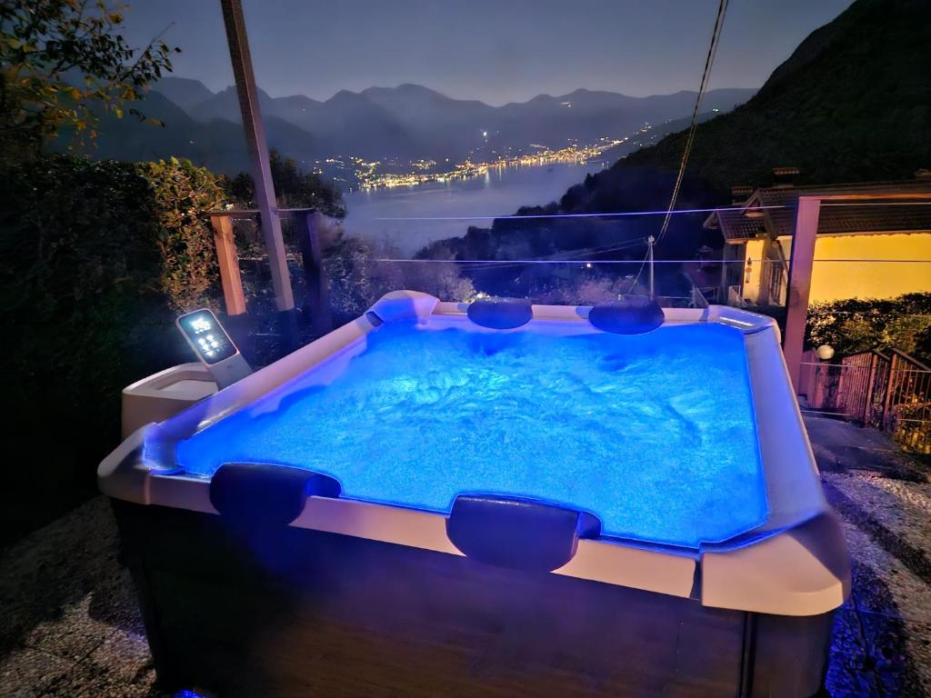 Nespecifikovaný výhled na hory nebo výhled na hory při pohledu z prázdninového domu