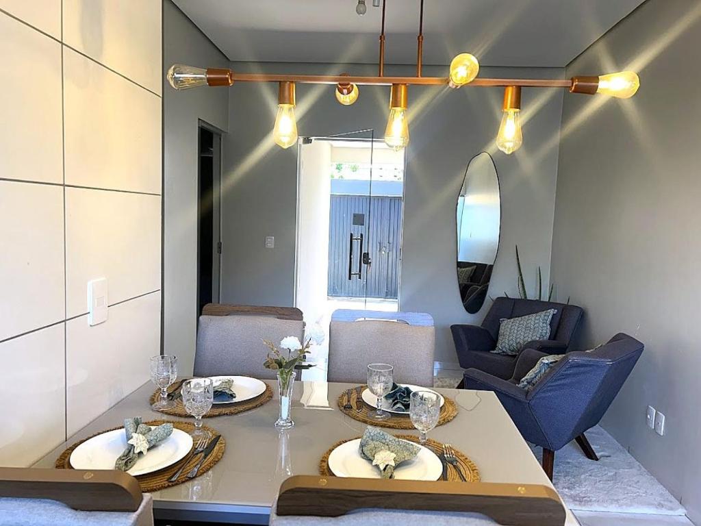 a dining room with a table with two chairs and a dining room at Casa 02 - Casa com 2 quartos, próximo a rodoviária e aeroporto in Palmas