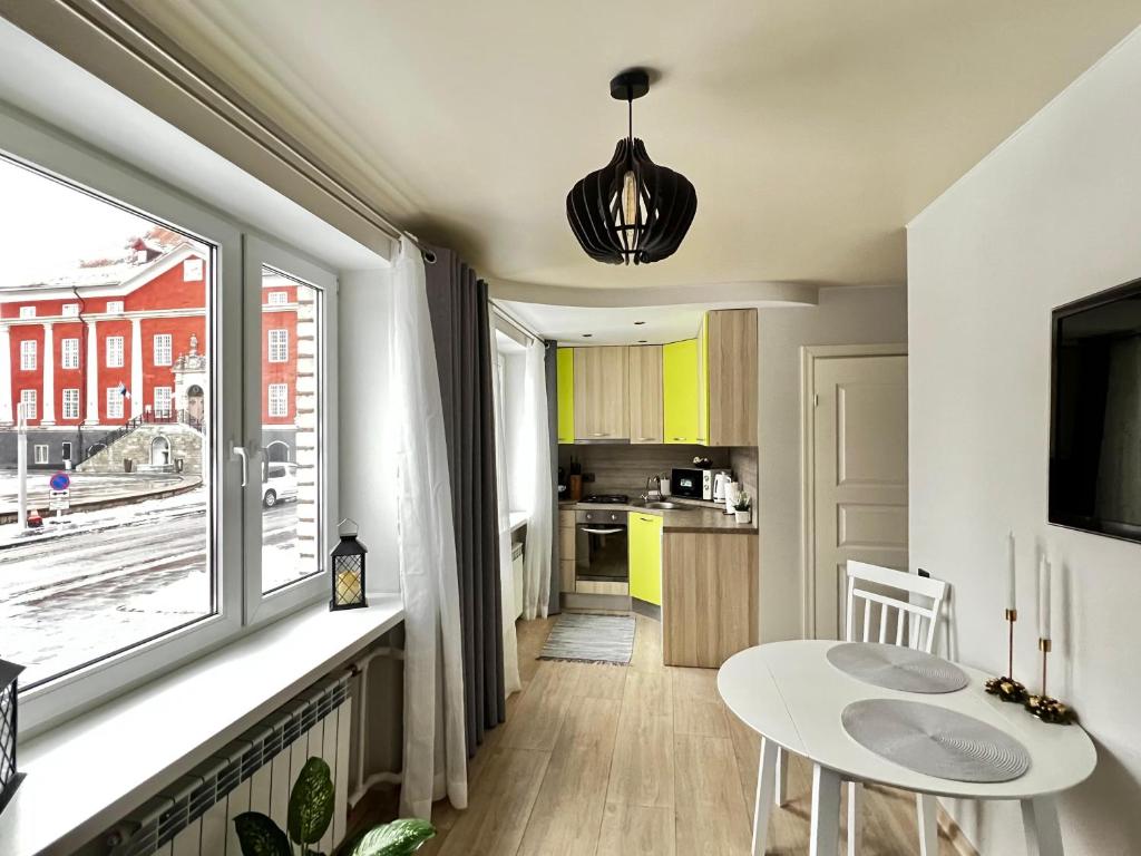 Η κουζίνα ή μικρή κουζίνα στο Town Hall Square View Apartment