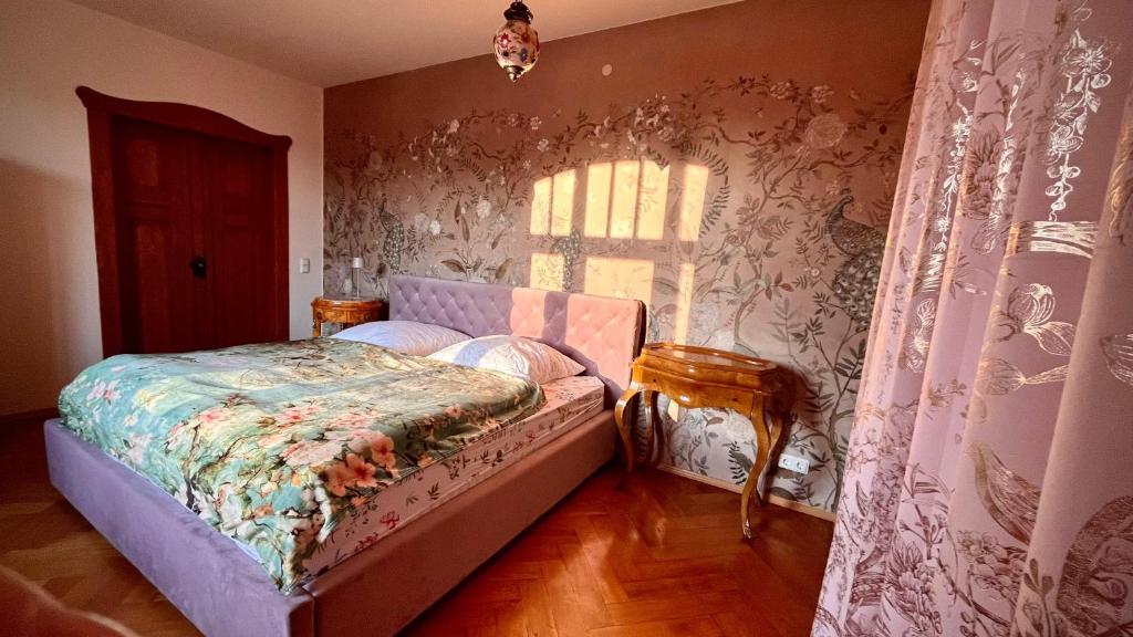 Postel nebo postele na pokoji v ubytování Luxus-Ferienwohnung in der Sternkopf-Engel-Villa