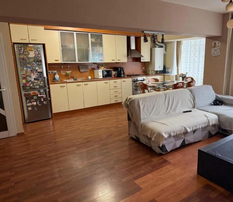 un salon avec un canapé et une cuisine dans l'établissement New Abbey Royal Nest, à Kilcullen