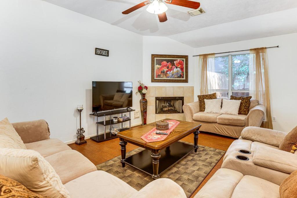 Una sala de estar con sofás y una mesa de café. en Explore Houston and Beyond! Spring Home with Backyard, en Klein