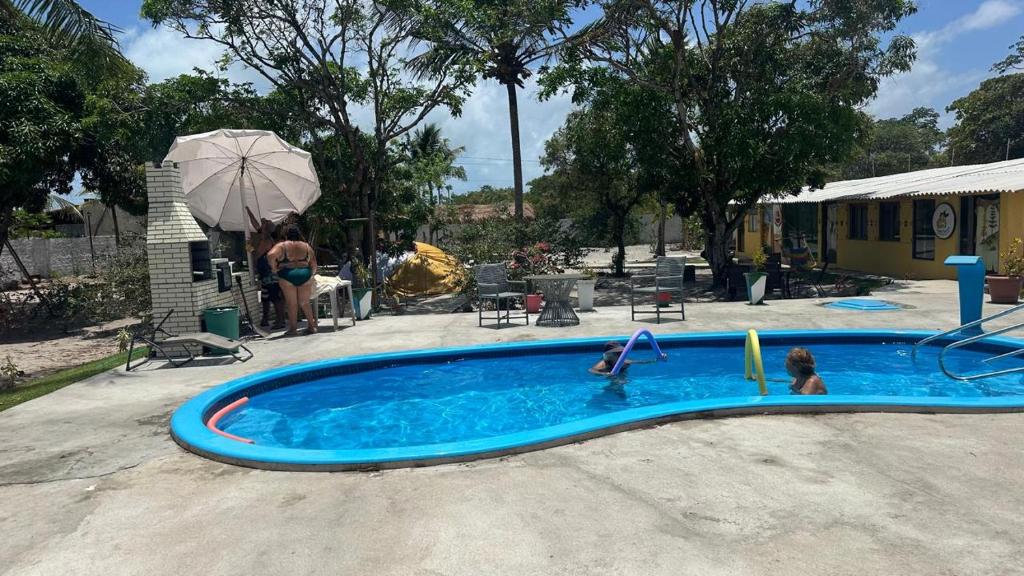 un groupe de personnes dans une piscine dans l'établissement Aldeia Gaia Nordeste, à Nísia Floresta