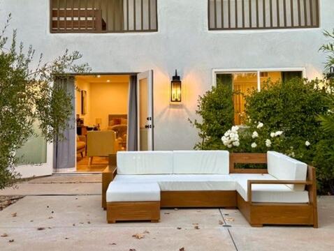 un canapé blanc assis devant une maison dans l'établissement Sage Sanctuary - Private Oasis Getaway, à Ojai