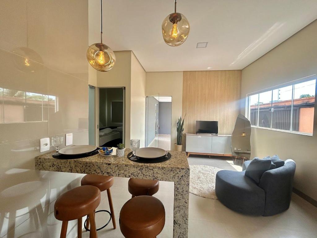 eine Küche mit einer großen Insel im Wohnzimmer in der Unterkunft Casa 04 - Casa com 2 quartos, sendo uma suíte localizada próximo a rodoviária e o aeroporto in Palmas