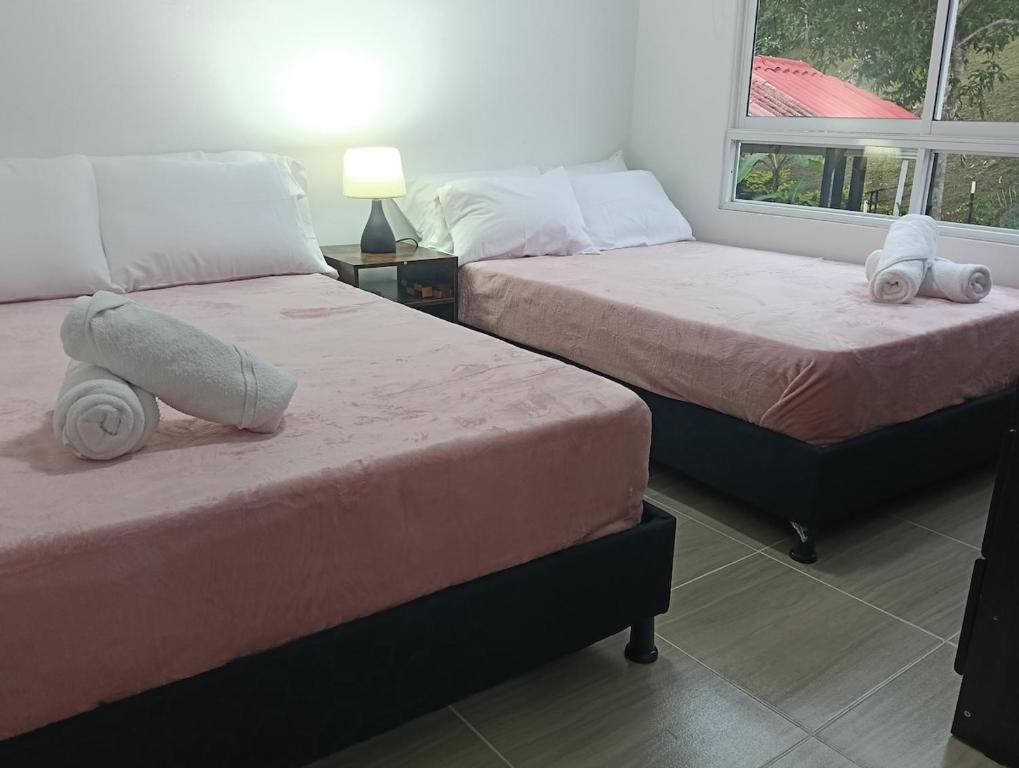 En eller flere senge i et værelse på Casa campestre con piscina privada cerca de Villeta