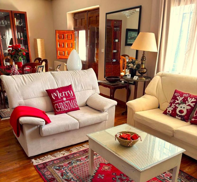 un salon avec un canapé blanc et une table dans l'établissement Legado de San Ignacio, à Peñafiel