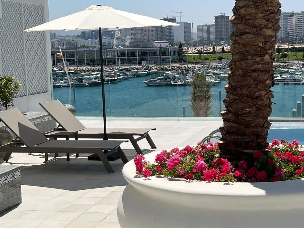 Un lugar para sentarse en Luxury Marina Waterfront Apartment Pool Access Prime Tangier Location