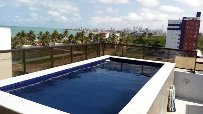 ein Schwimmbad auf dem Dach eines Gebäudes in der Unterkunft a melhor custo beneficio de INTERMARES - Tra Mari in Cabedelo