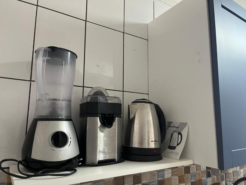 Příslušenství pro přípravu čaje a kávy v ubytování Apto Tombo Guarujá 2quartos pé na areia e vaga