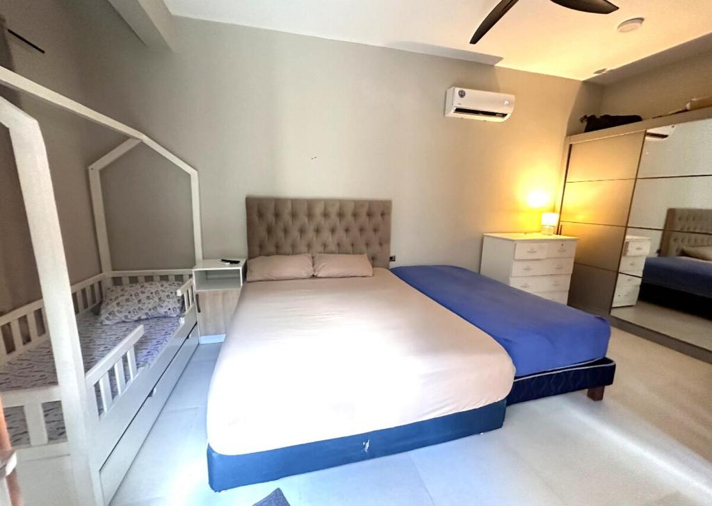 Giường trong phòng chung tại CASA con traslado incluido a la final