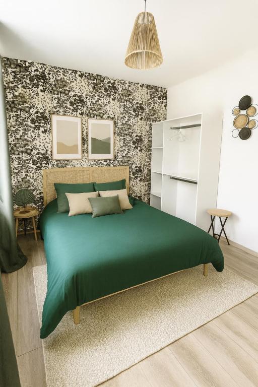 a bedroom with a green bed in a room at L'échappée MERs- Maison 3 chambres au Centre 500m de la plage in Mers-les-Bains