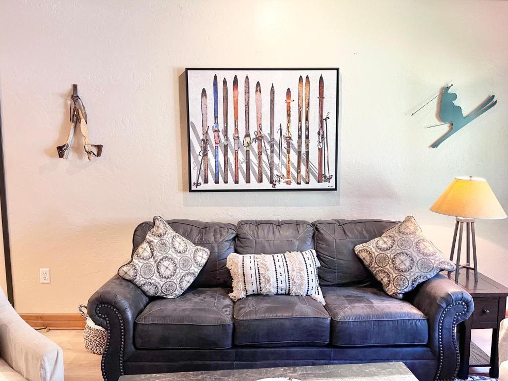un canapé en cuir dans un salon avec des skis accrochés au mur dans l'établissement Stylish 2B2B Zermatt Villa Near Park City & Deer Valley Ski Resorts - 6668, à Mound City